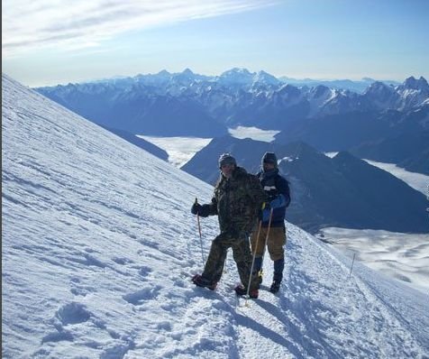 Незрячий альпинист взошел на не покоренную ранее вершину