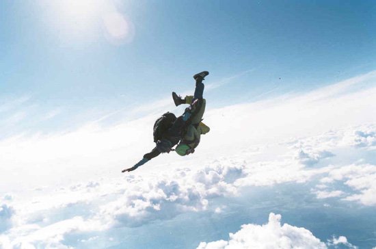 Британский парашютист спасся после падения с трехкилометровой высоты