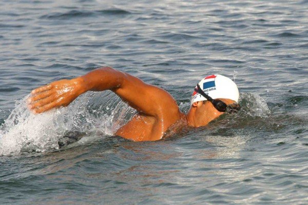 Доминиканский пловец преодолел четыре пролива и установил мировой рекорд