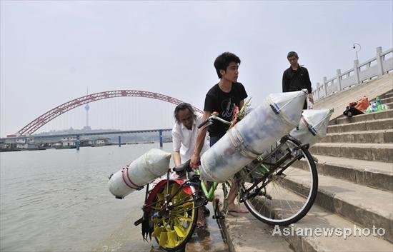 Китайский изобретатель приспособил велосипед для езды по воде