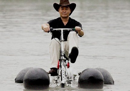 Китаец создал велосипед для езды по воде