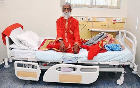 Медики так и не смогли объяснить, как 82-летний индиец живет без еды и воды