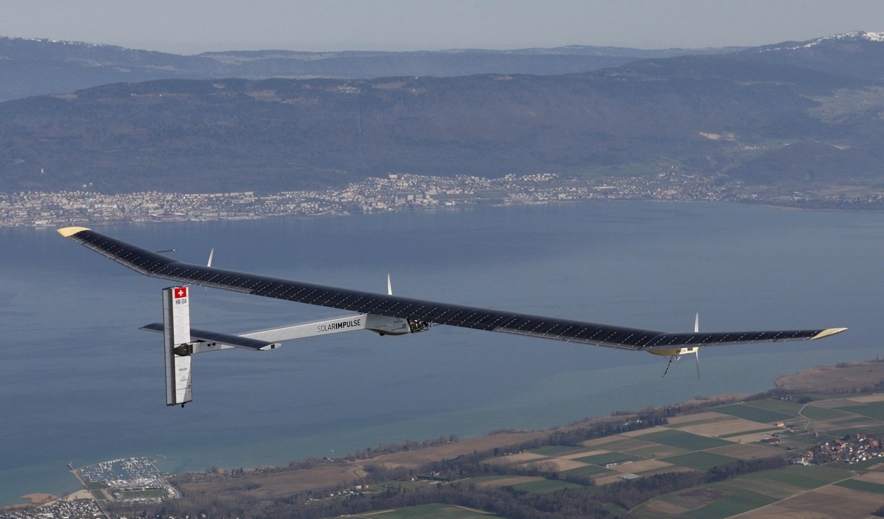 Самолет на солнечных батареях Solar Impulse благополучно завершил свой суточный полет