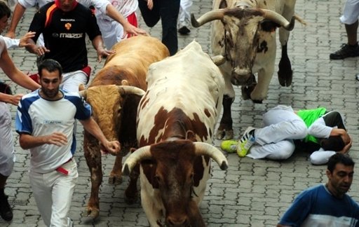 Бесстрашные испанцы участвует в забеге с быками