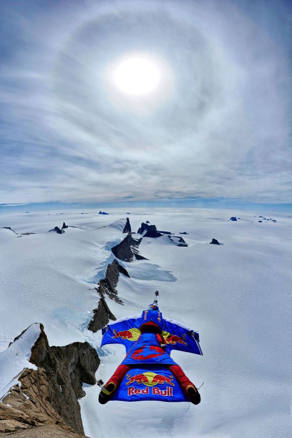 Российский бейсджампер совершил экстремальный прыжок в Антарктике